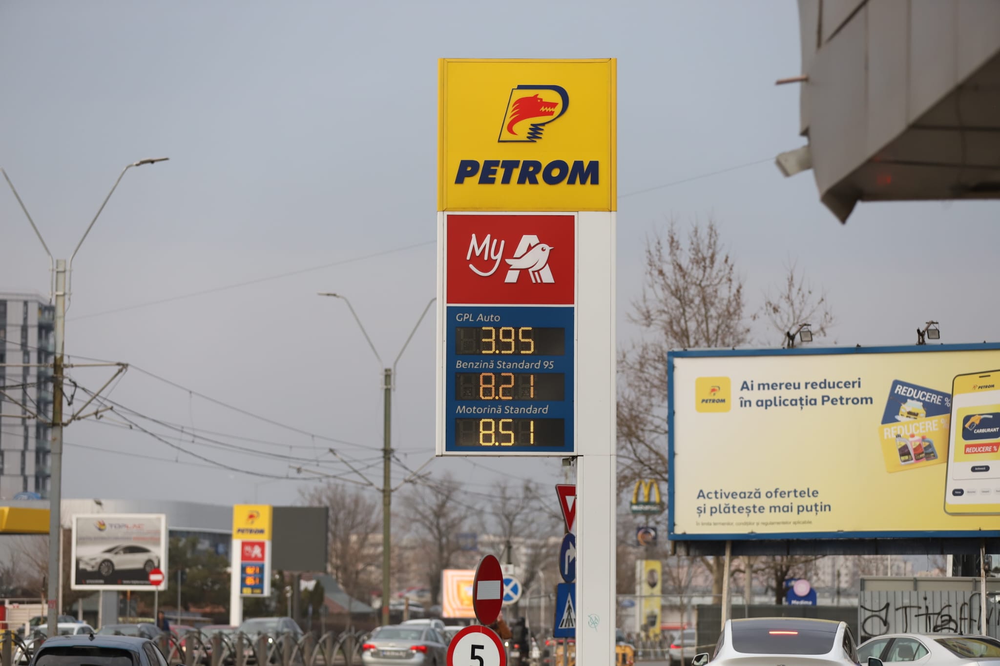 Prețul benzinei la pompă continuă să crească, iar motorina a depășit 8,50 lei/litru: tarifele la Mol, Lukoil și Petrom
