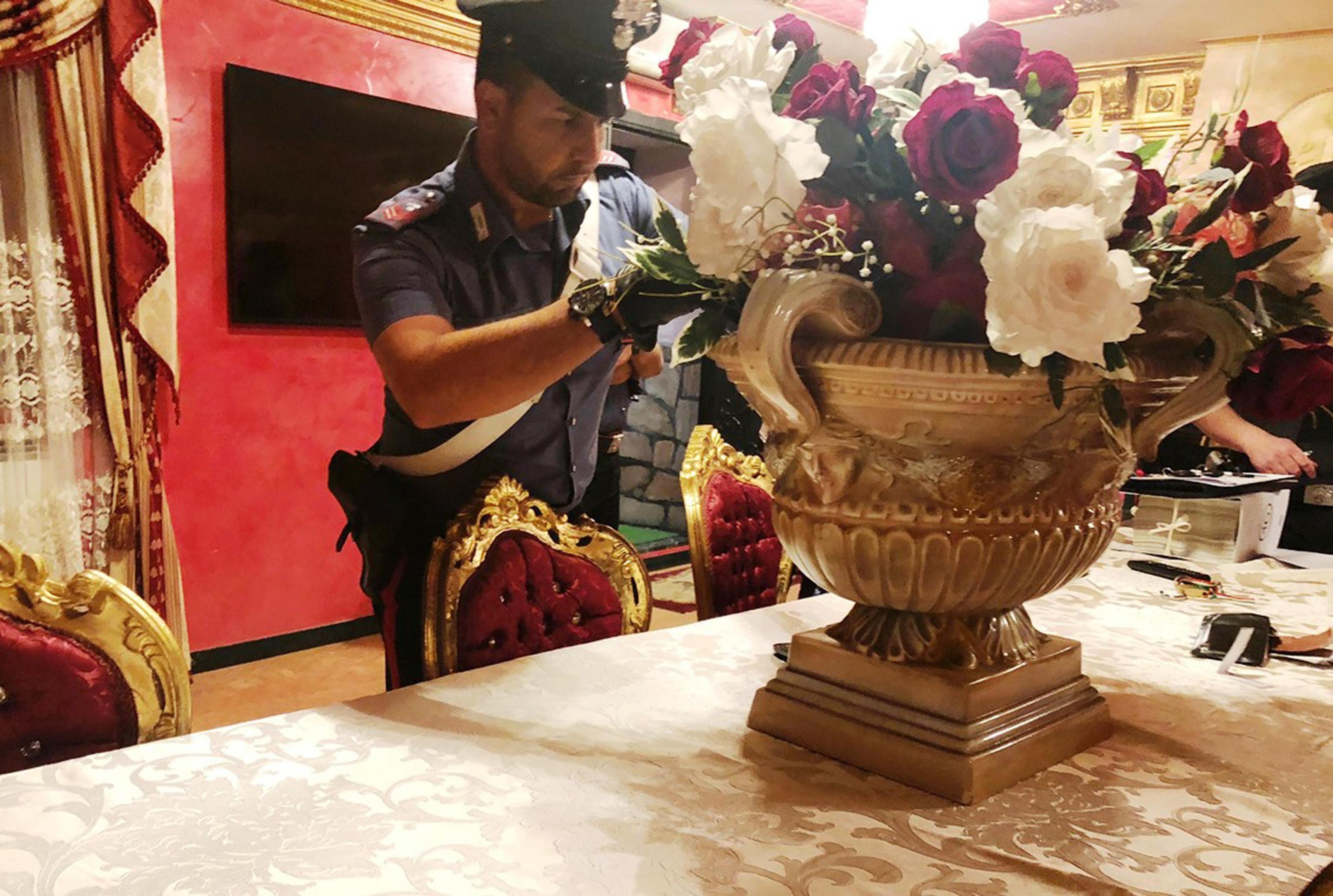 FOTO | Imagini cu interiorul casei acoperite cu aur al celui mai temut grup mafiot din Italia