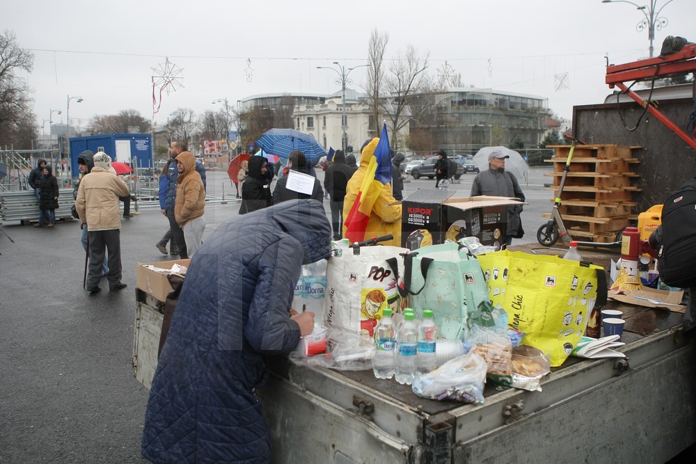 UPDATE. Protest și incidente în Piața Victoriei. Anchetă MAI după împiedicarea organizării târgului de Crăciun/ FOTO