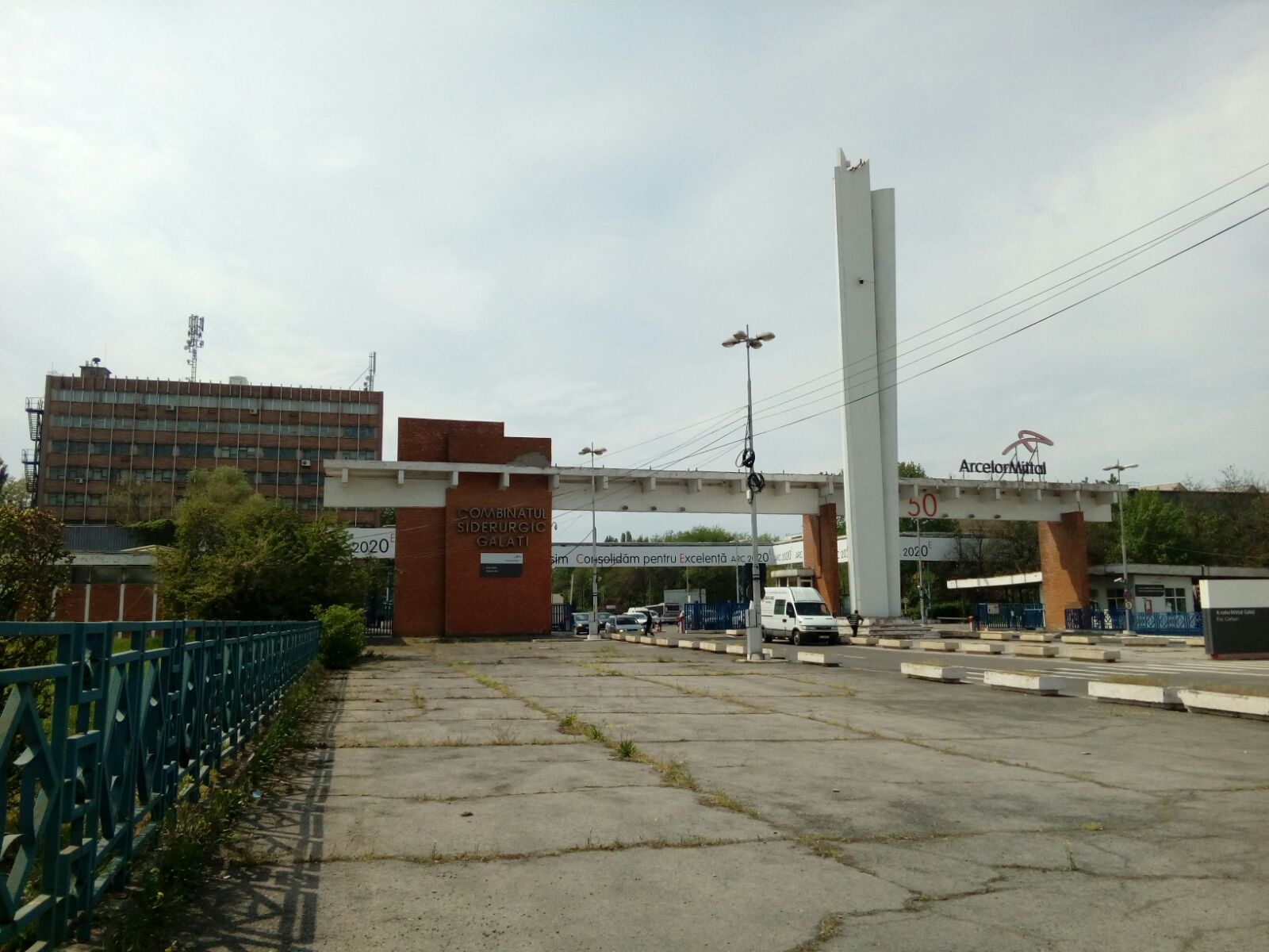 REPORTAJ/ Angajaţii ArcelorMittal Galaţi, între îngrijorare și speranță, înaintea vânzării. "Un şef spunea că cine ţine un ciorap găurit? Cine l-a găurit, nu tot ei?"