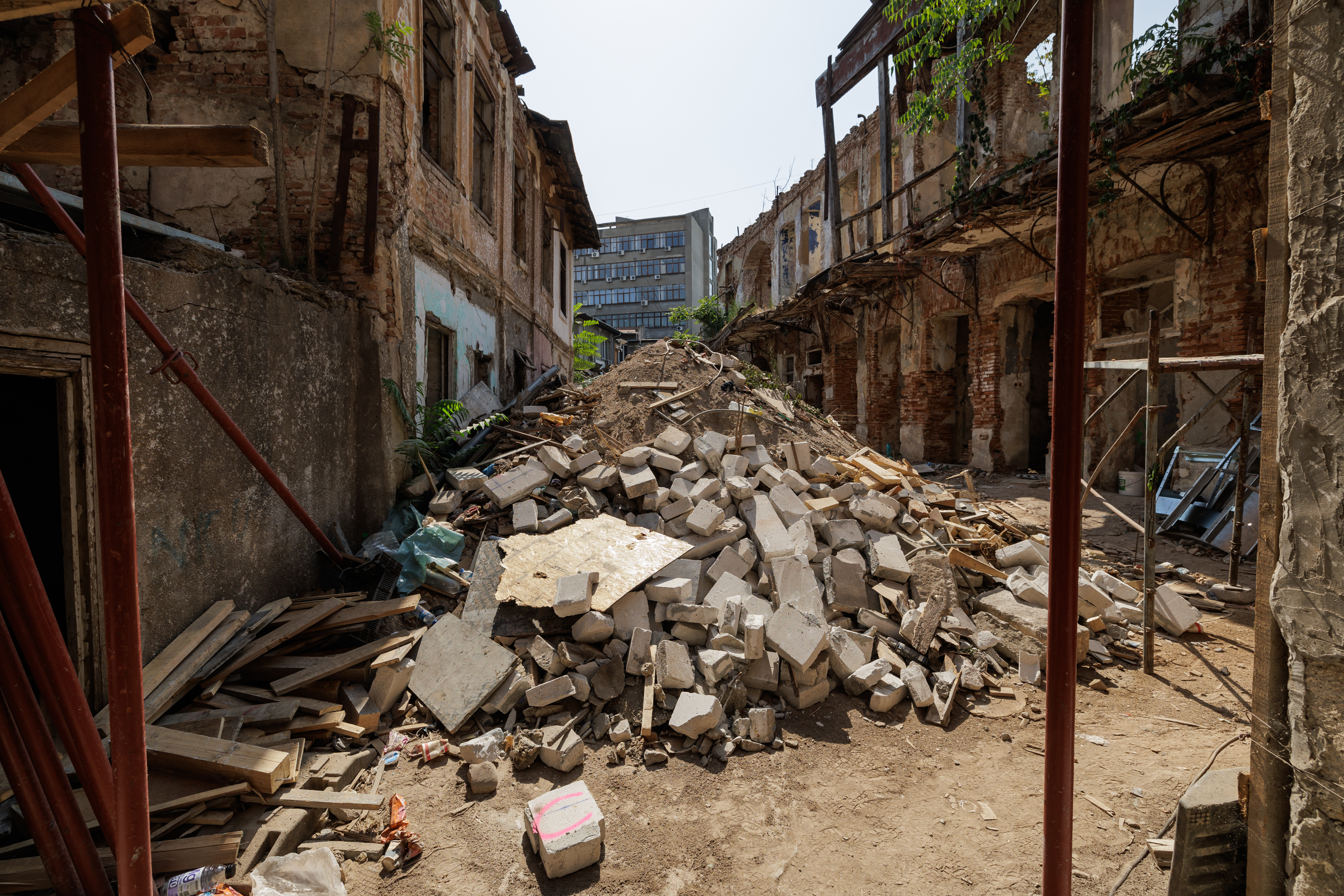 REPORTAJ. Libertatea a intrat pe șantierul de la Hanul Solacolu din București. „Era o groapă de gunoi și o bombă ecologică. Am scos două mii de tone de deșeuri”