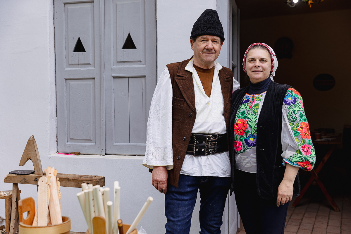 De Paști, la Muzeul Satului Vrâncean, sute de copii au lăsat smartphone-ul și au pus mâna pe chișiță, să încondeieze ouă. „Unii chiar au îndemânare, au ieșit lucruri faine”