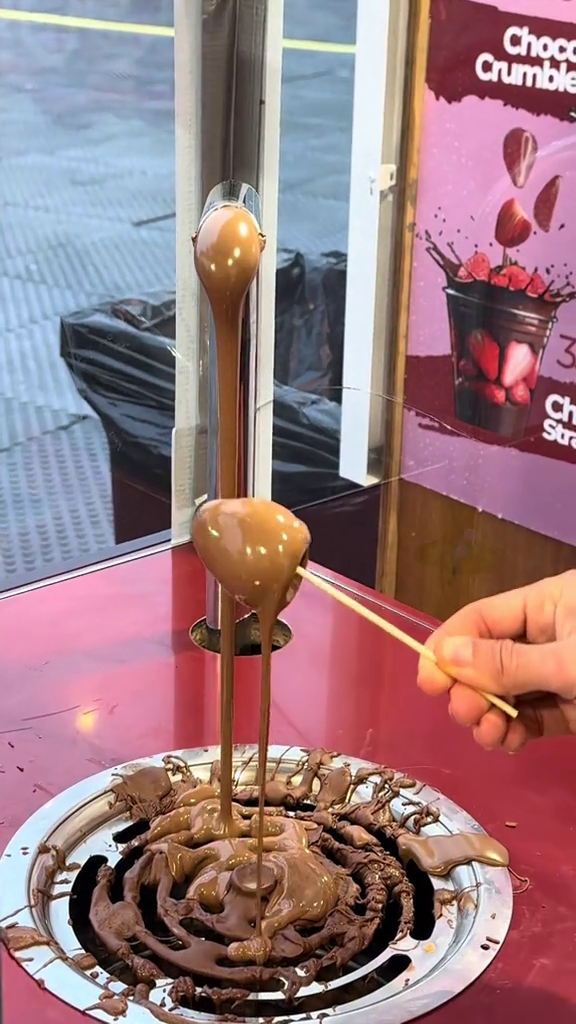 Desertul devenit viral în toată lumea se vinde instant la Târgul de Crăciun București 2025, Drumul Taberei! Cât costă noua „nebunie”