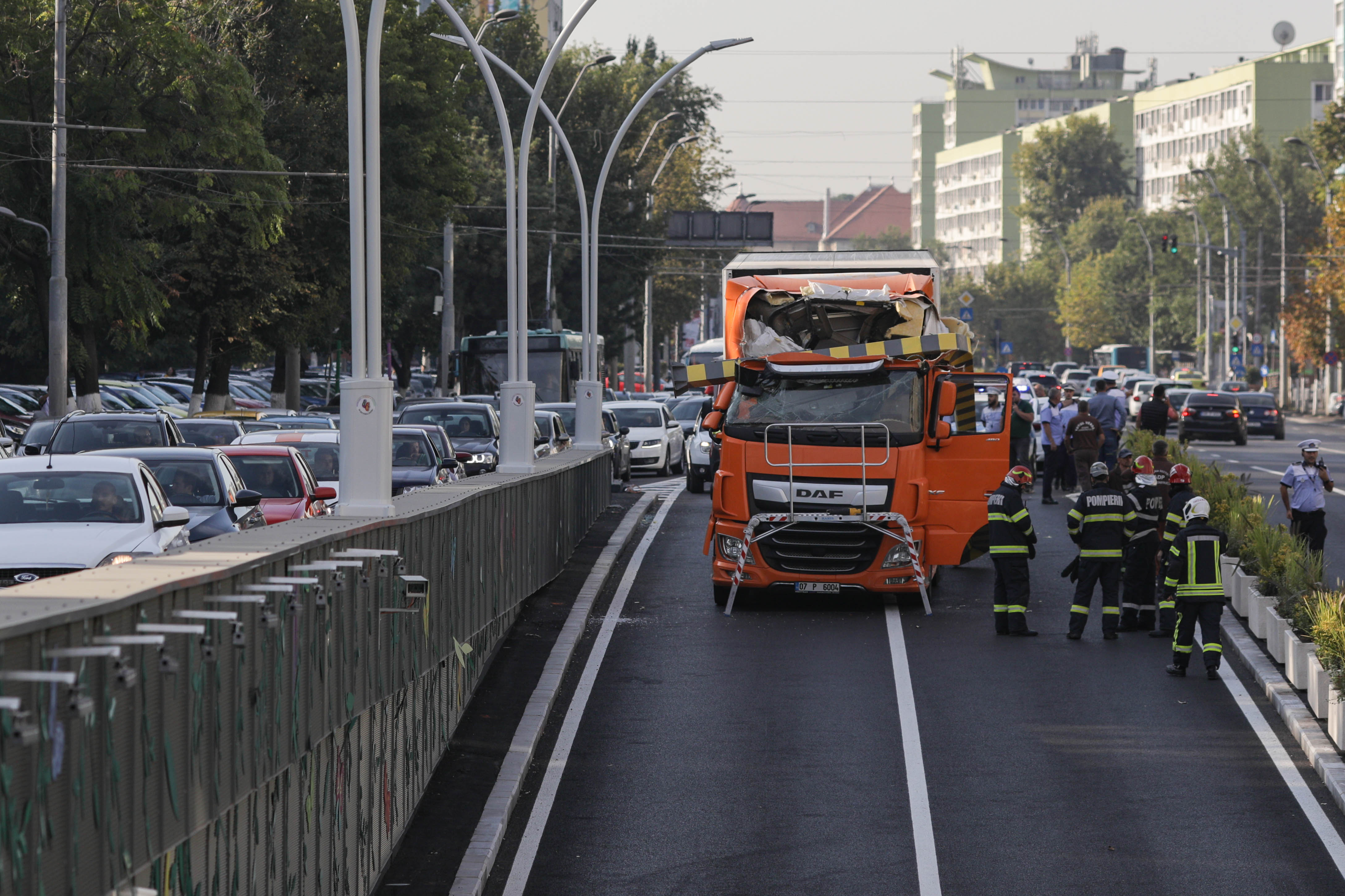 Limitatorul de înălțime de la intrarea în Pasajul Unirii, distrus de un TIR la câteva zile după redeschiderea pasajului