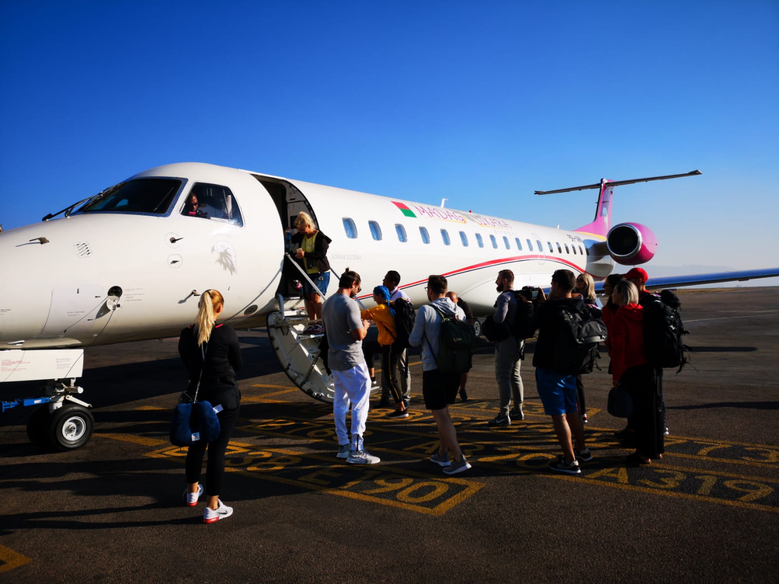 Dupã un zbor de aproape 24 de ore, cei 21 de membri ai celor trei triburi au ajuns în Madagascar | FOTO