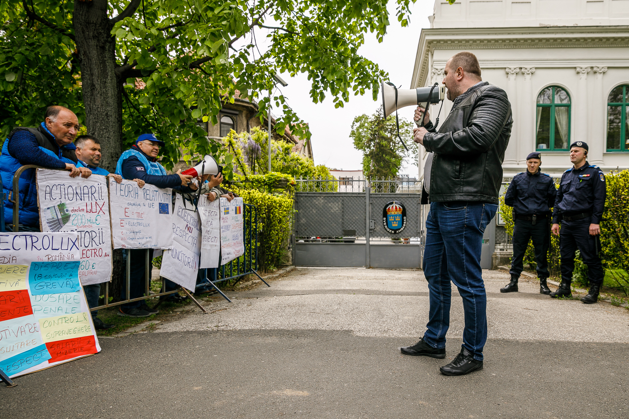 FOTOREPORTAJ | Portret de țară. Oamenii care au bătut țara pentru 2 lei pe oră în plus la salariu, în 20 de imagini. „Vestele albastre” de la Satu Mare au venit la București!