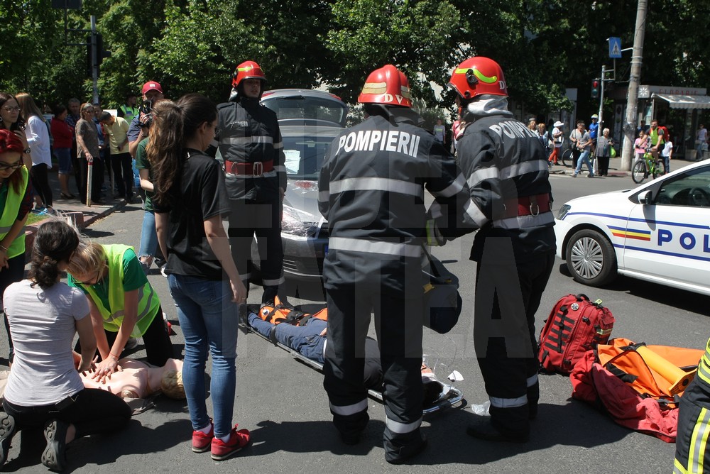 Cum intervin polițiștii în cazul unui accident rutier. Simularea, desfășurată într-o intersecție din București / VIDEO&FOTO