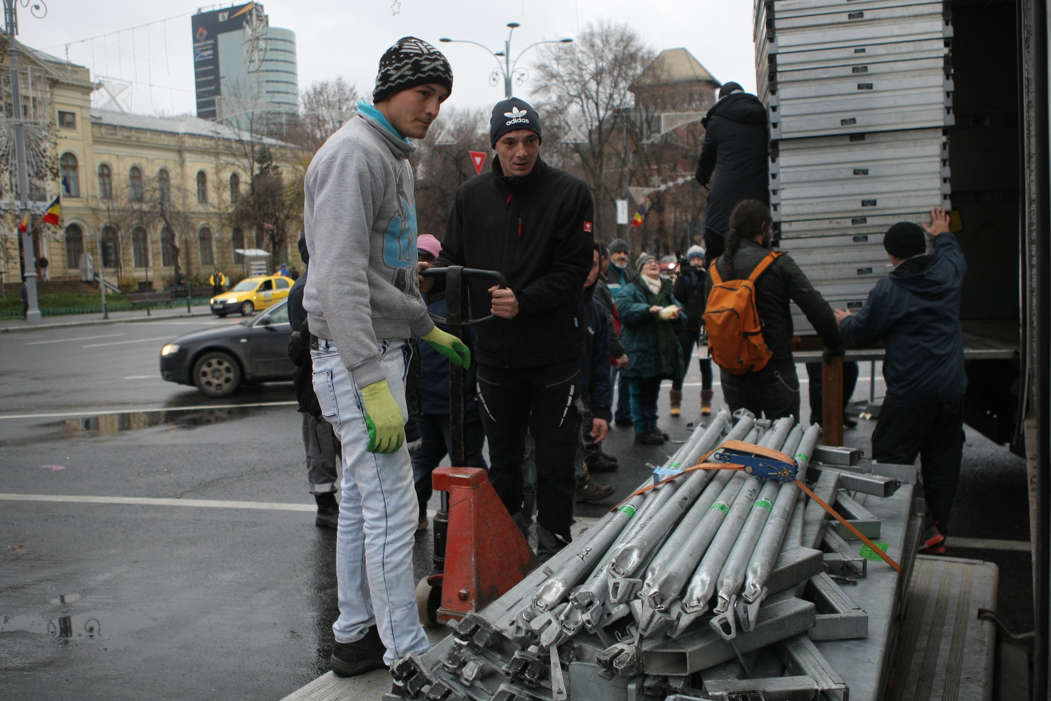 UPDATE. Protest și incidente în Piața Victoriei. Anchetă MAI după împiedicarea organizării târgului de Crăciun/ FOTO