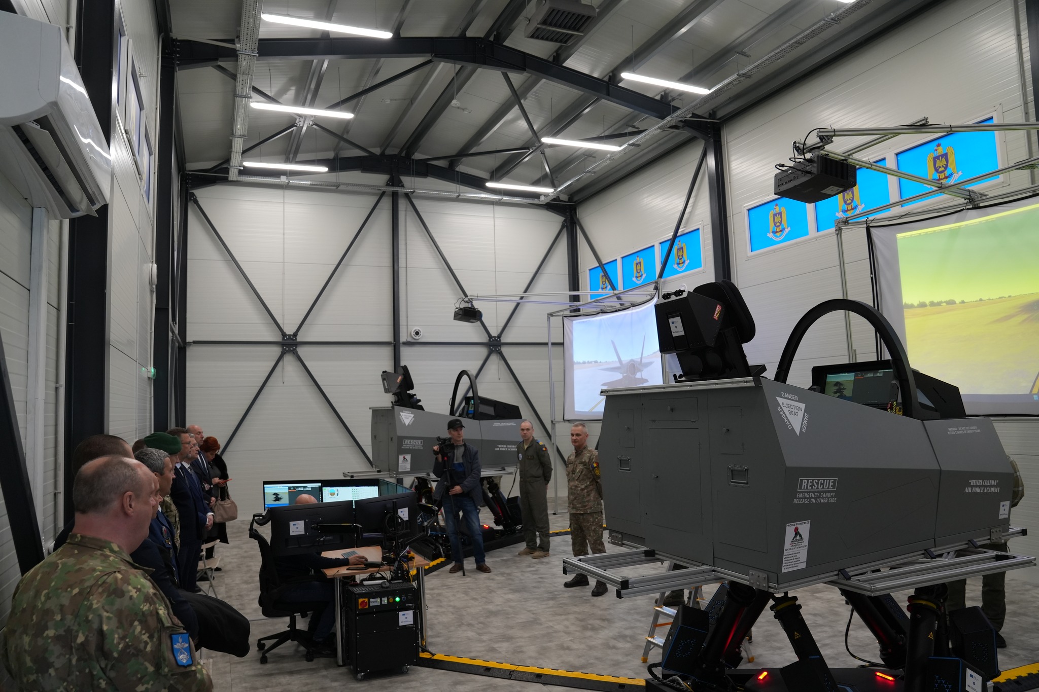 Pregătiri pentru F-35 la Brașov: studenții Academiei Forțelor Aeriene se antrenează să conducă elicoptere Apache și Black Hawk pe simulatoare