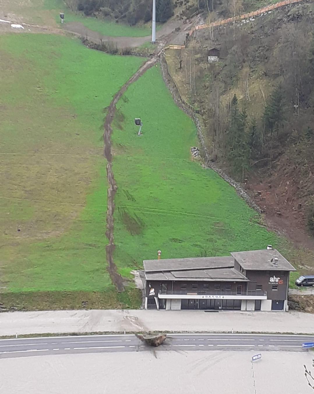 Video cu momentul în care un bolovan de o tonă se desprinde de pe o pârtie de schi și ajunge pe șosea, imediat după ce trecuse o mașină, în Italia