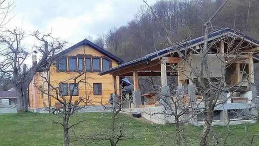 Imagini cu casa lui Cheloo din Breaza. S-a mutat la țară și nu se ferește de treburile gospodărești