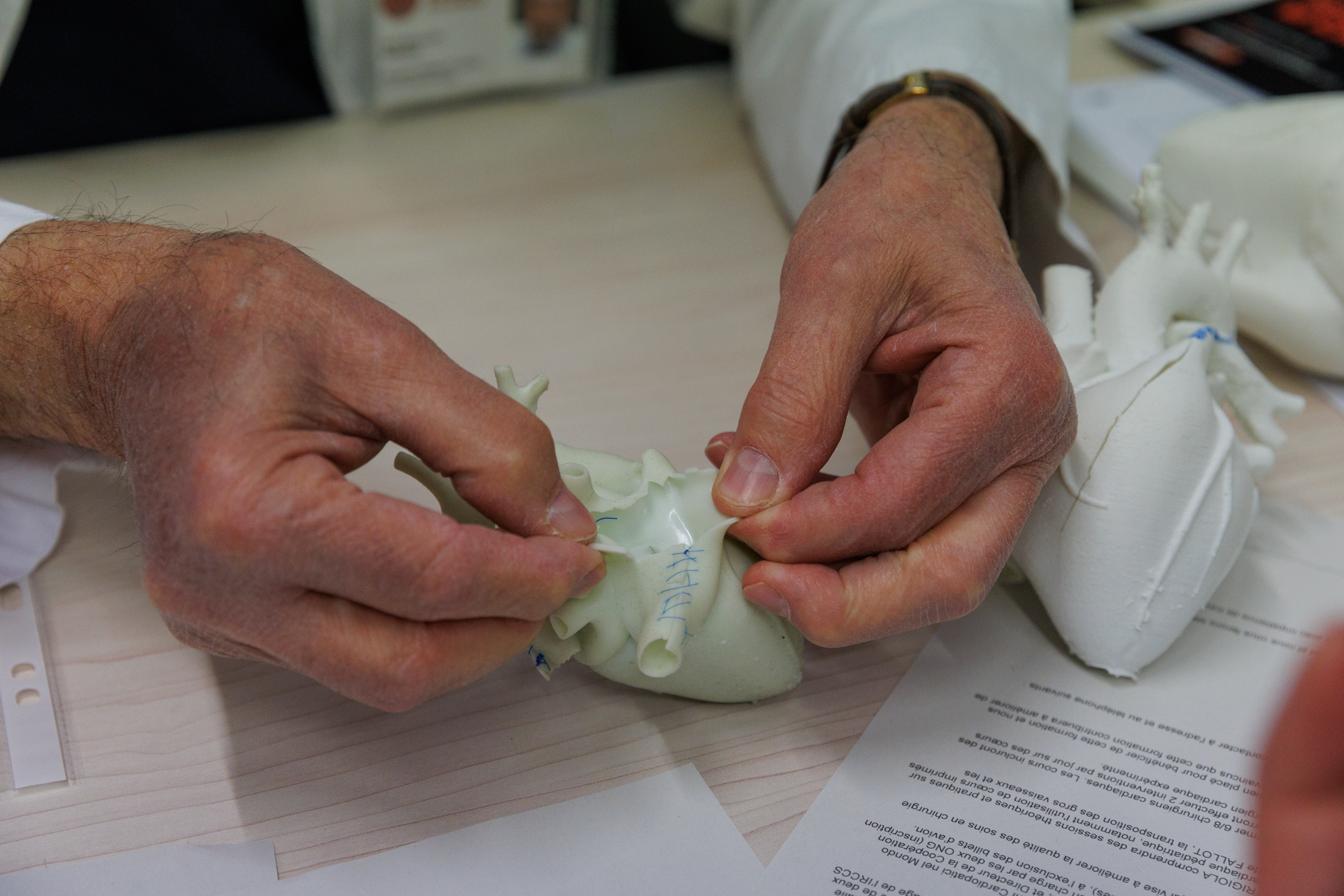 Reportaj dintr-o călătorie pentru o inimă sănătoasă. Sute de copii zboară anual la o clinică din Italia, unde medicii le oferă șansa pe care nu o au în România