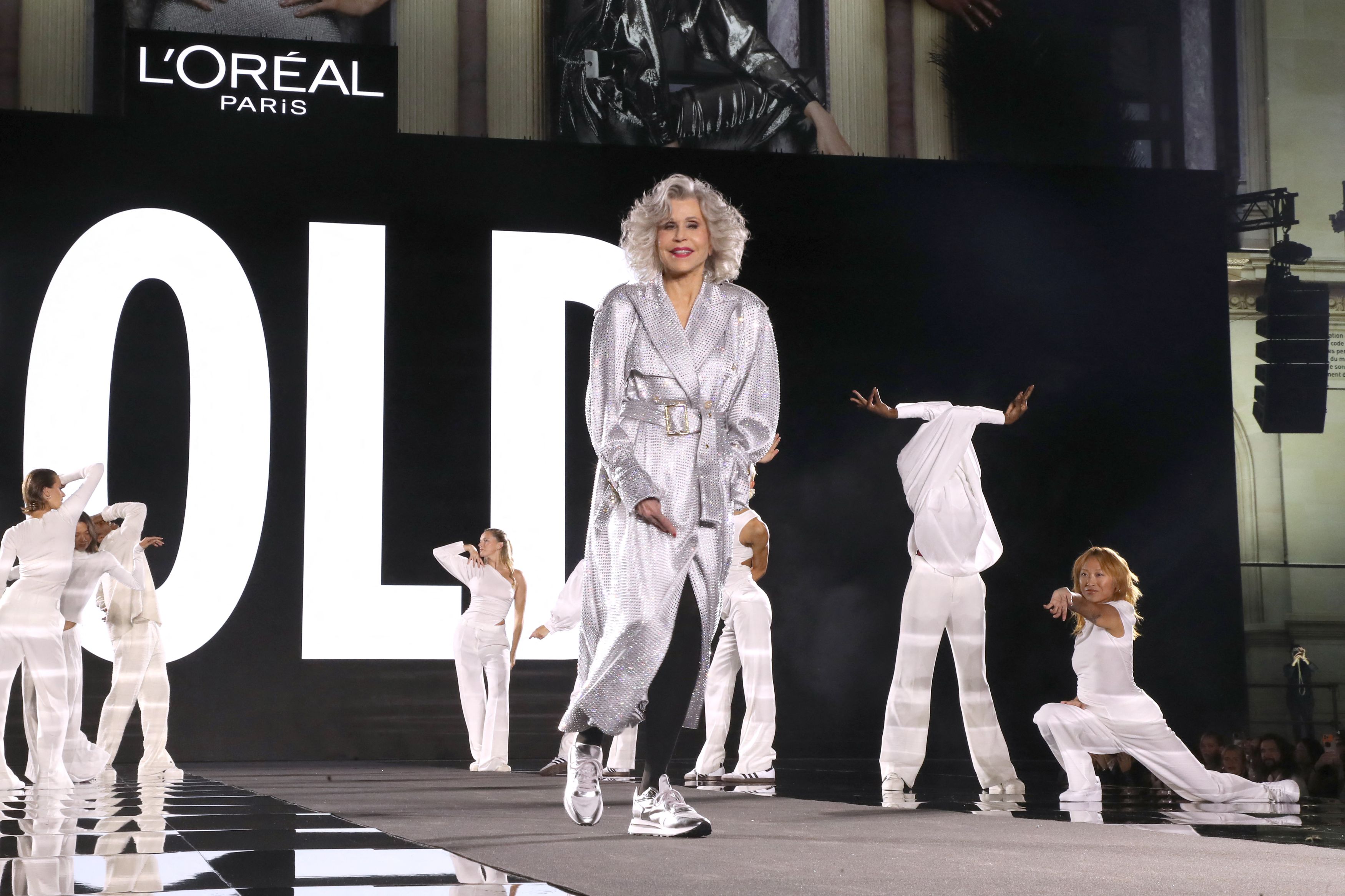 La 86 de ani, actrița Jane Fonda a strălucit în cadrul unui show de modă la Paris I VIDEO