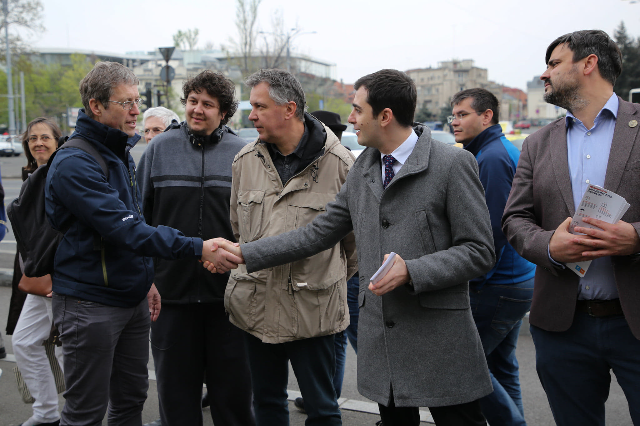 FOTO | Parlamentarii USR vin în Piaţa Victoriei, la ora şedinţei de Guvern. Fac audienţă publică, în contextul unei posibile Ordonanţe pe Codurile Penale