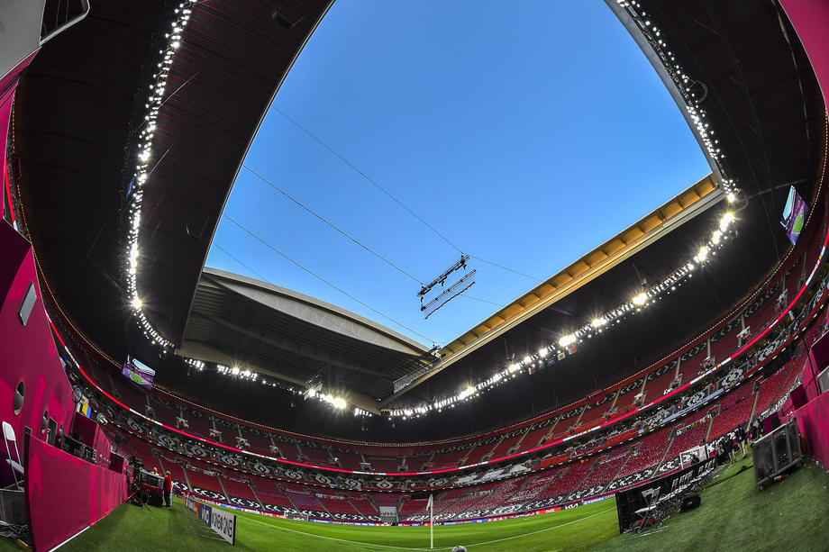 „O cupă pătată de sânge”. Cel puțin 6.700 de muncitori au murit pentru cel mai scump Mondial de fotbal din istorie: „Foarte mulți s-au stins în somn”
