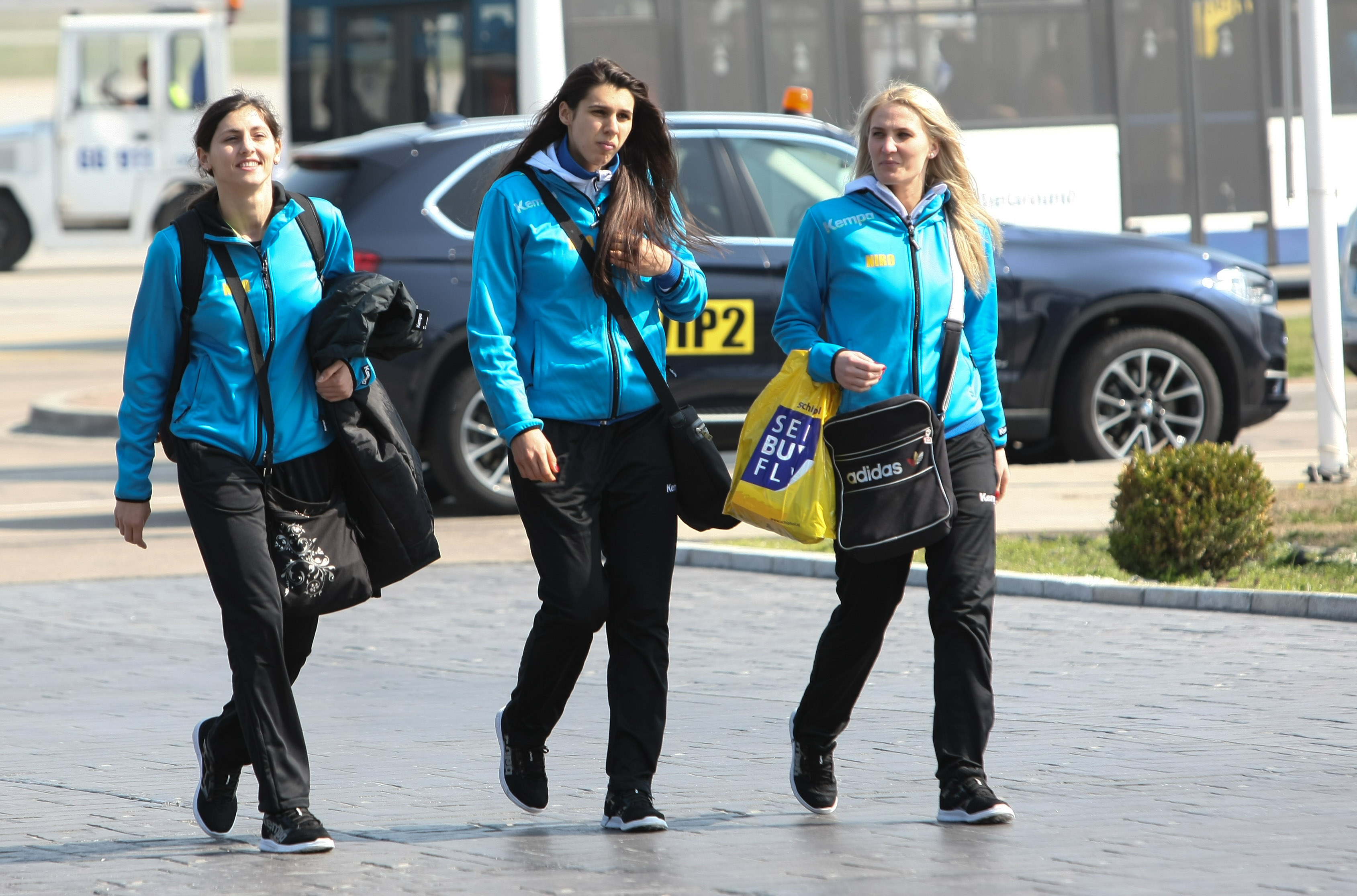 Calificate en-fanfare la Olimpiadă, tricolorele de la handbal au ajuns acasă! Bolnave, dar olimpice! Starul Cristina Neagu, despre șansele de a urca pe podium la Rio: “Nu vreau să mă hazardez, sunt multe detalii de care depinde obținerea unei medalii”. Două fete se căsătoresc! VIDEO