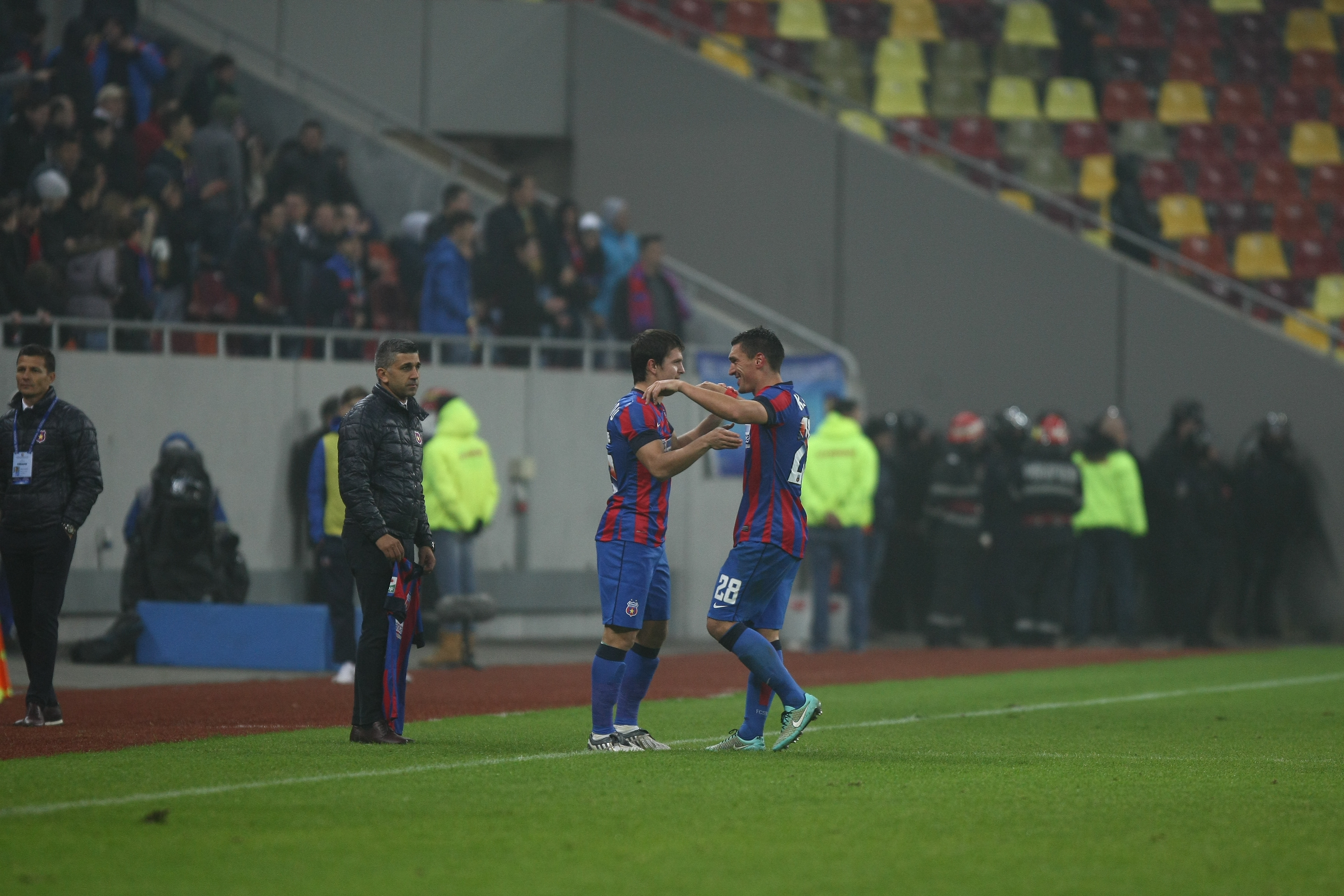 GALERIE FOTO&VIDEO/ DERBY-UL ROMÂNIEI, STEAUA - DINAMO 3-0. ^ Echipa din Ghencea i-a speriat pe ”câini” de Halloween! Szukala, Papp și Keșeru au înscris pentru roș-albaștri. Arlauskis și Bărboianu, loviți de petardele aruncate de suporteri. Băiatul lui Florentin Petre a debutat la Dinamo