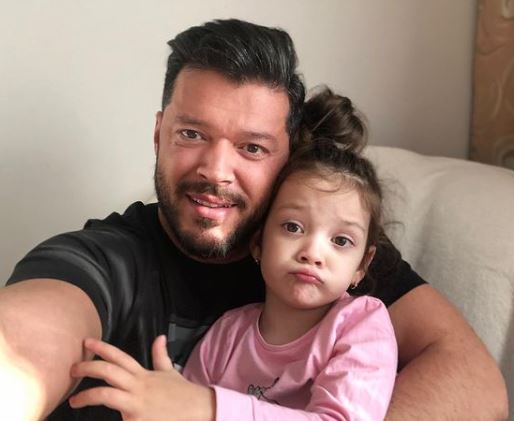 Victor Slav și-a luat fetița de la Bianca Drăgușanu și au plecat în vacanță. Prezentatorul s-a împăcat cu fosta iubită