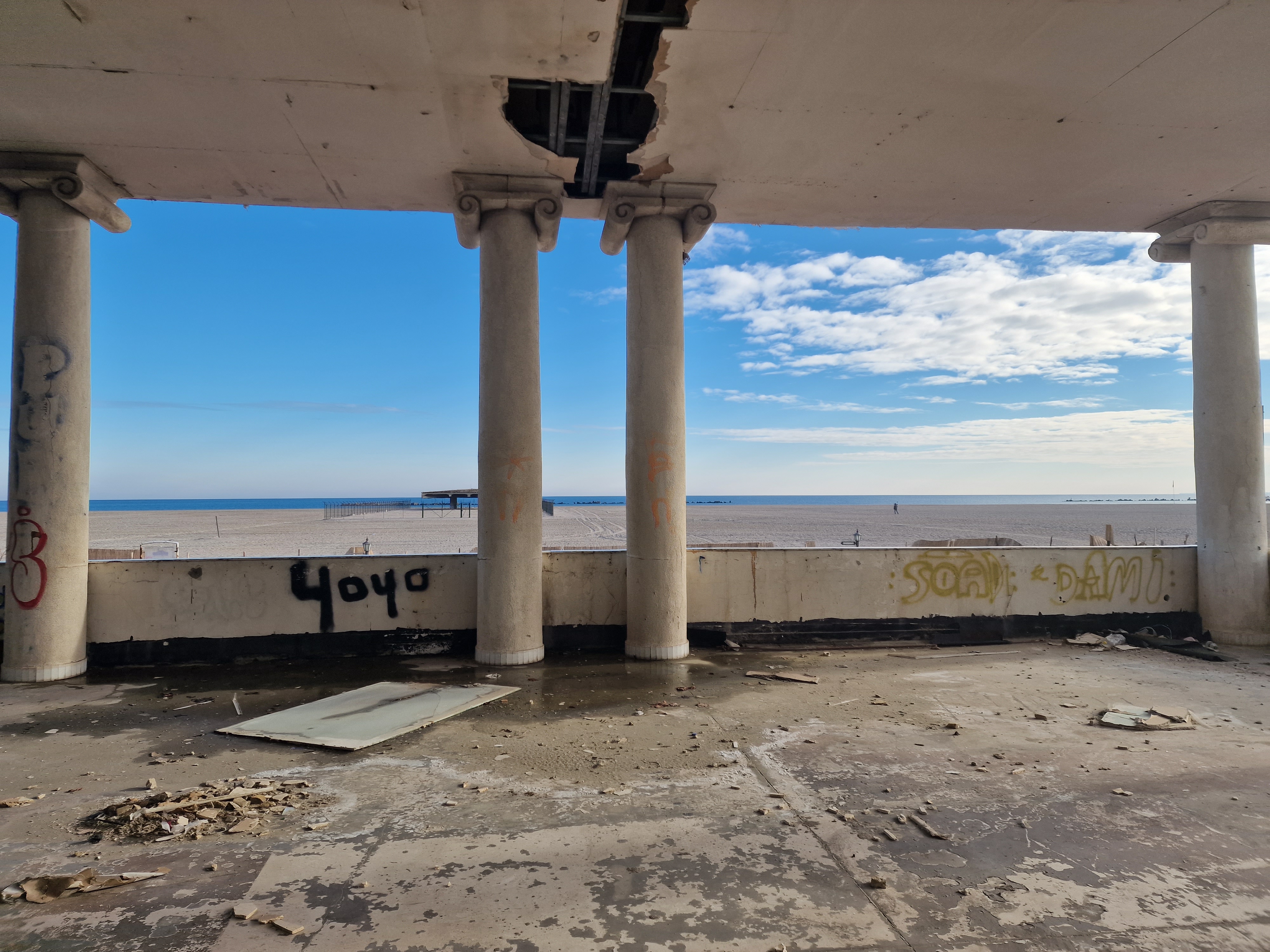 FOTOREPORTAJ Cum arată stațiunea Mamaia iarna: marea liniștii și plaja pescărușilor