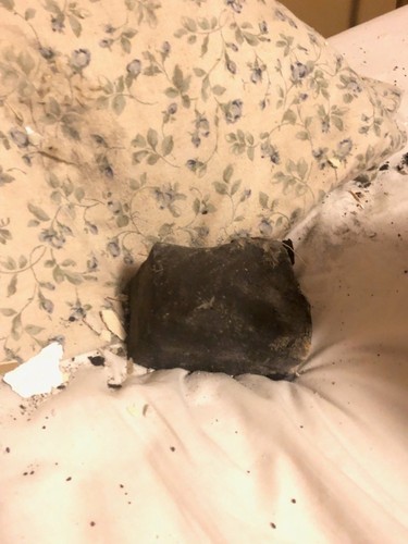 O femeie din Canada s-a trezit cu un meteorit care i-a căzut în pat, în timp ce dormea. „N-am fost atât de speriată în viața mea”