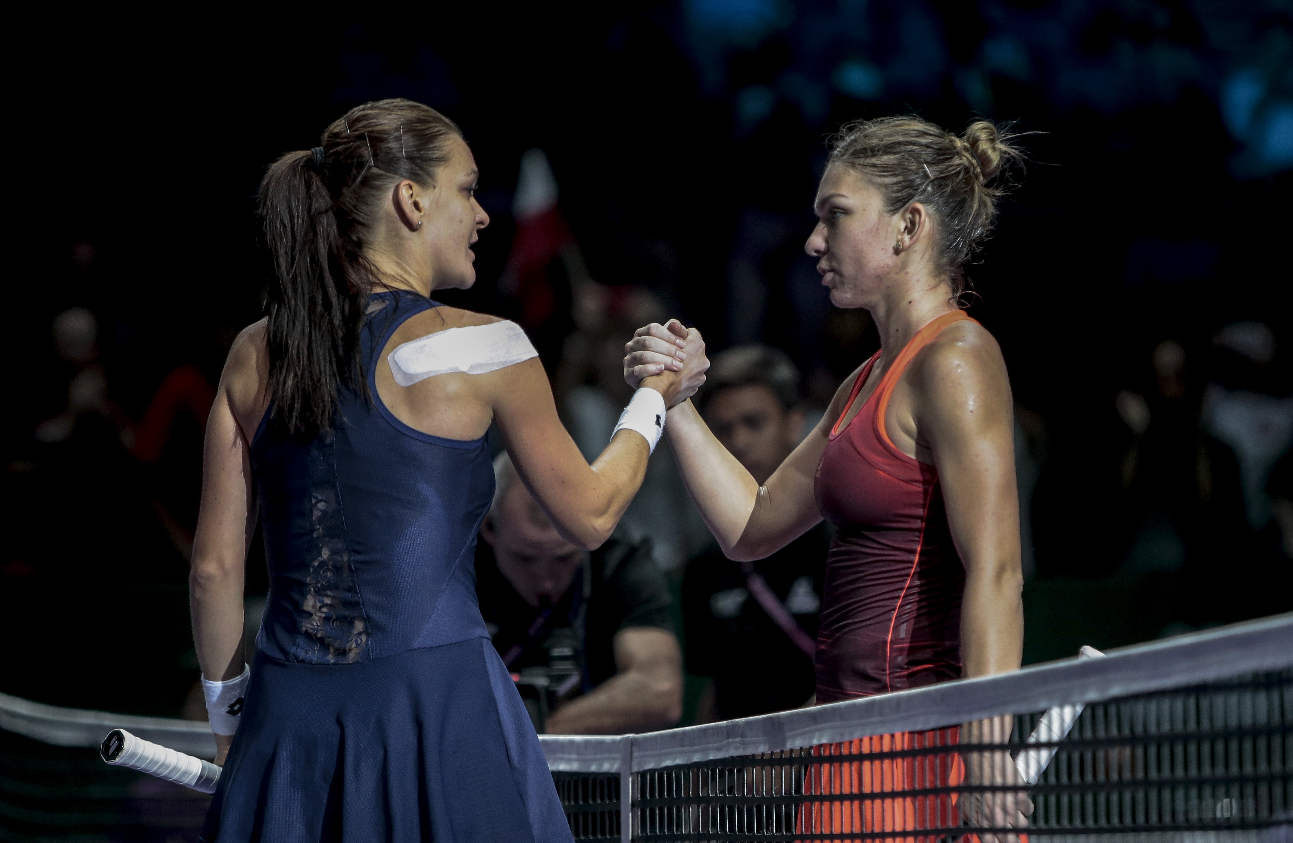 DEZASTRU LA TURNEUL CAMPIOANELOR. Halep a fost învinsă în două seturi de Radwanska şi a ratat semifinalele. A cedat psihic, după ce a pierdut primul set la tiebreak, 5-7, de la 5-1. Simona va încasa 304.000 $. Încheie anul pe 2! / FOTO&VIDEO