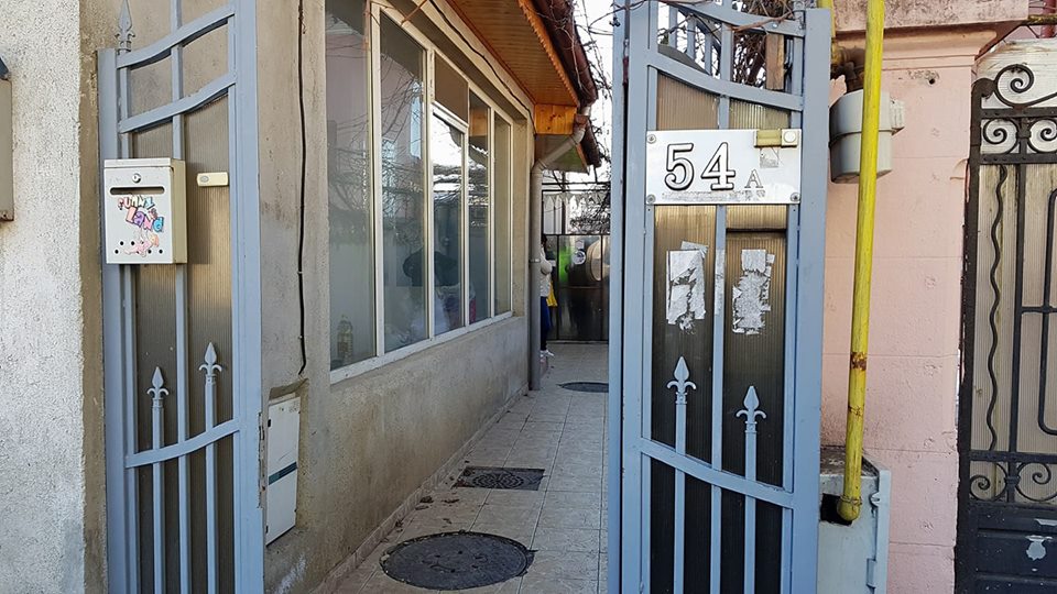 UPDATE / Femeie înjunghiată de fostul soț, într-o grădiniță din Capitală. Victima a murit la spital