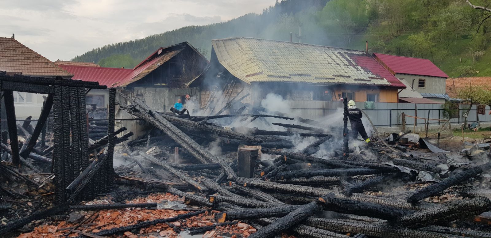 FOTO/Incendiu puternic în Bacău, patru case și două adăposturi de animale fiind cuprinse de flăcări. Focul, pus intenționat