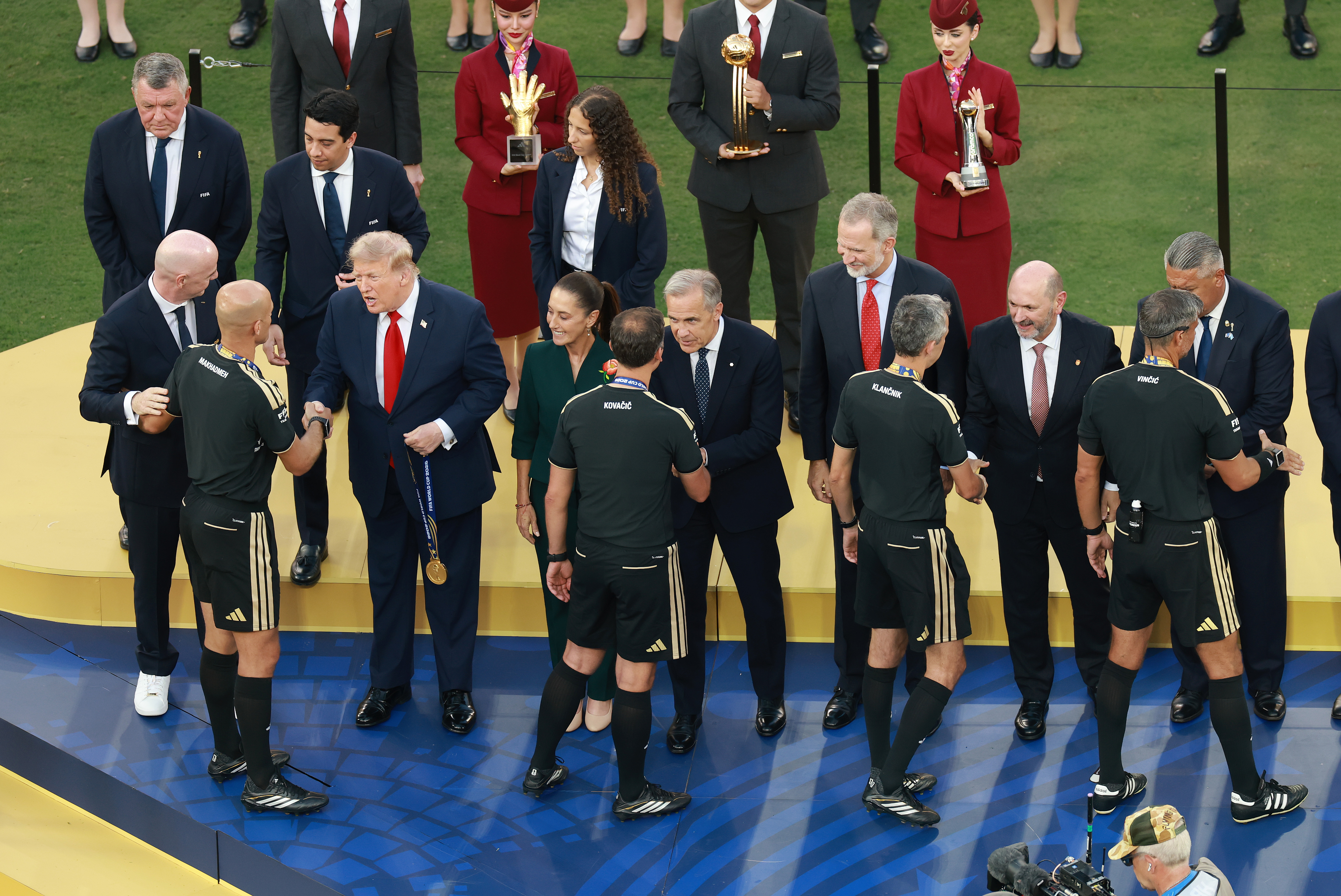 Cine este românca care a ținut trofeul lui Pau Cubarsi la finala Cupei Mondiale 2026. A fost pe scenă la ceremonia FIFA