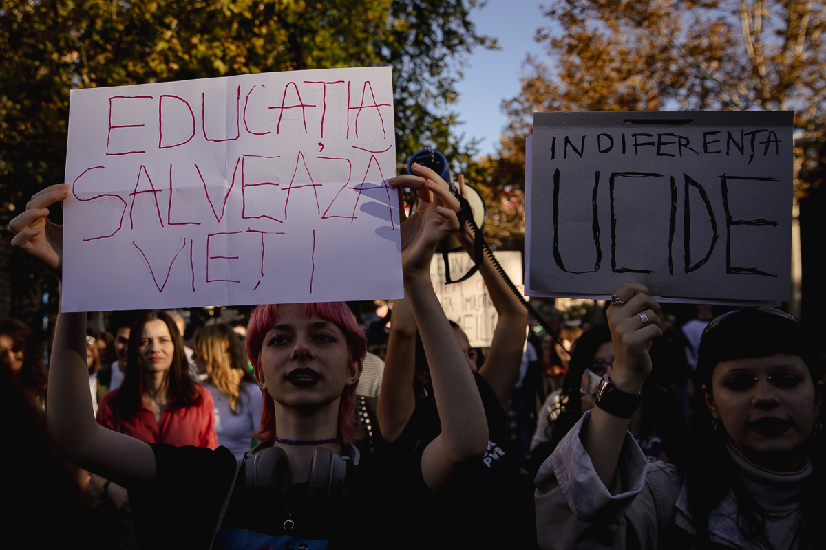 „Sute de femei sunt moarte, asta nu este dreptate”. Marșul prin care femeile cer să se simtă în siguranță în România: acasă, la muncă, pe stradă   
