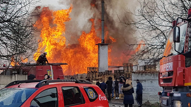 Incendiu în județul Cluj. Flăcările uriașe au înghițit un depozit
