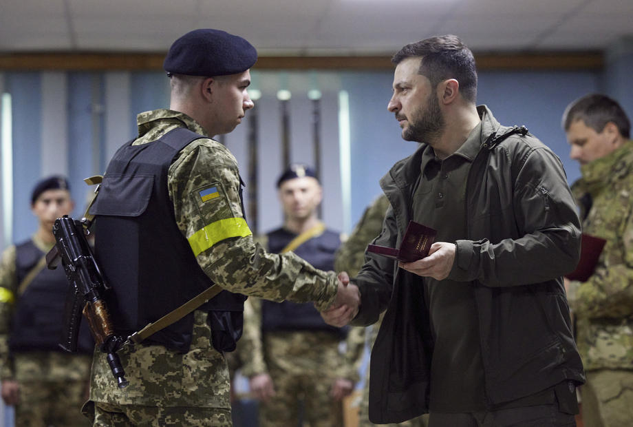 Zelenski, vizită pe frontul din est, prima ieșire din Kiev de la începutul războiului. „Ne vom apăra pământul până la capăt”