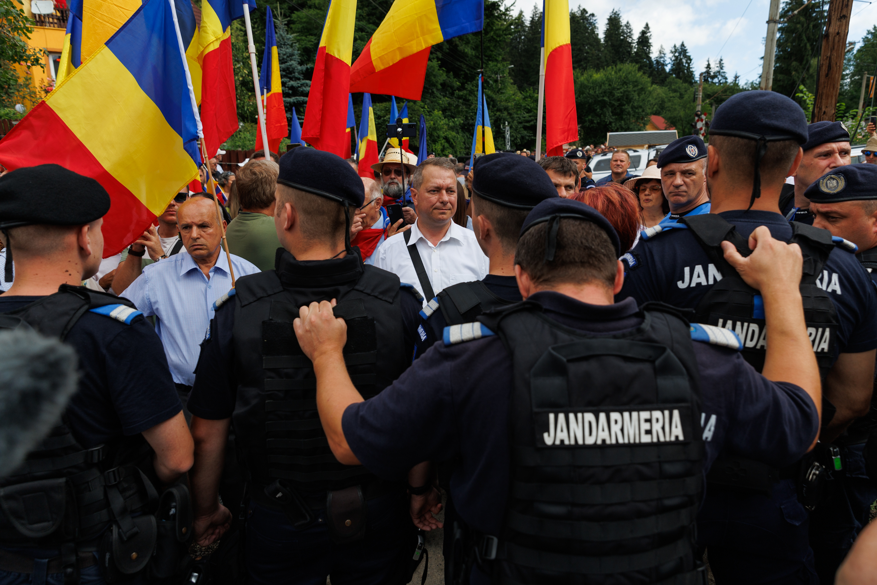 REPORTAJ. Cum s-au văzut de la fața locului protestul naționaliștilor români și discursul lui Viktor Orban de la Tușnad. „Nu sunt violentă, dau numai din gură”