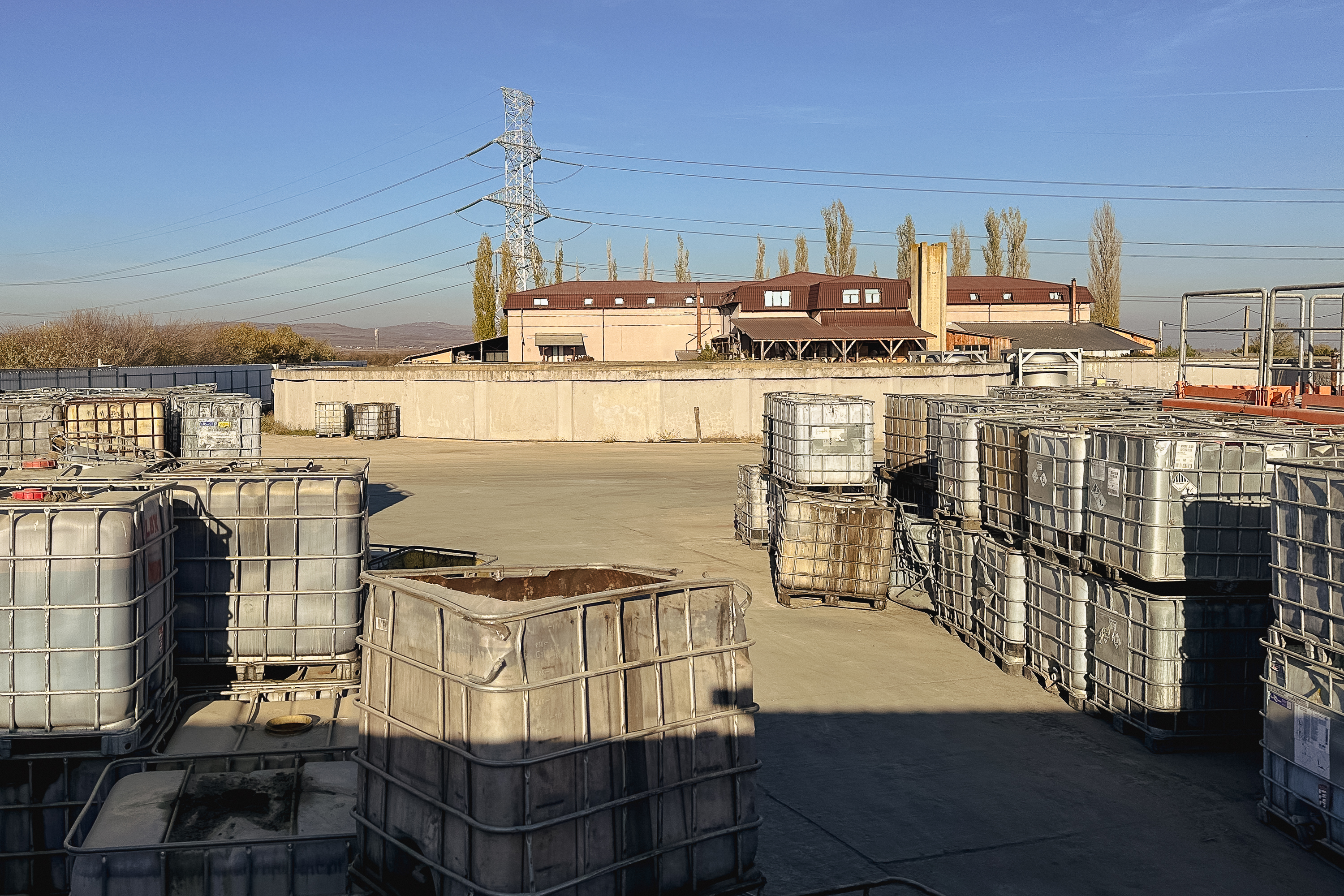 Cernobîlul de la Valea Călugărească, Prahova. Prefectul Emil Drăgănescu suspendă interdicția dată de autoritățile locale privind depozitarea de deșeuri periculoase în comună