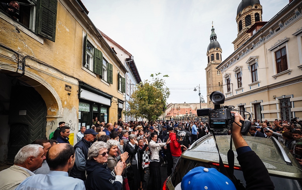 UPDATE: Cristian Pomohaci află în octombrie dacă revine în Biserică. Peste 200 de oameni au venit să-l susțină pe fostul preot la Sibiu