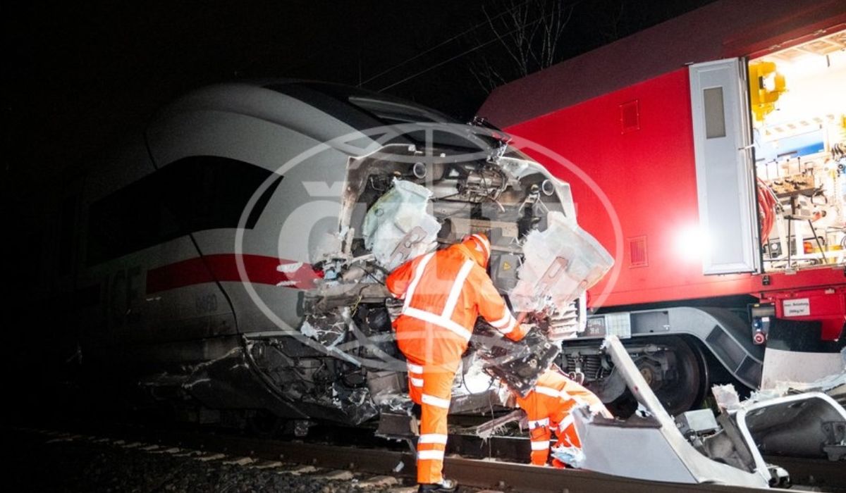 Un șofer român de TIR a sărit din cabină și a lăsat camionul pe șine, când a văzut că vine trenul, în Germania. Un mort și 25 de răniți