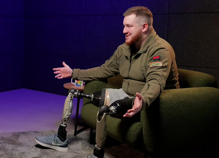 „Un haos”. Un veteran ucrainean care se afla la protezare în străinătate, după ce și-a pierdut picioarele în luptele din Donbas, a primit citație de înrolare