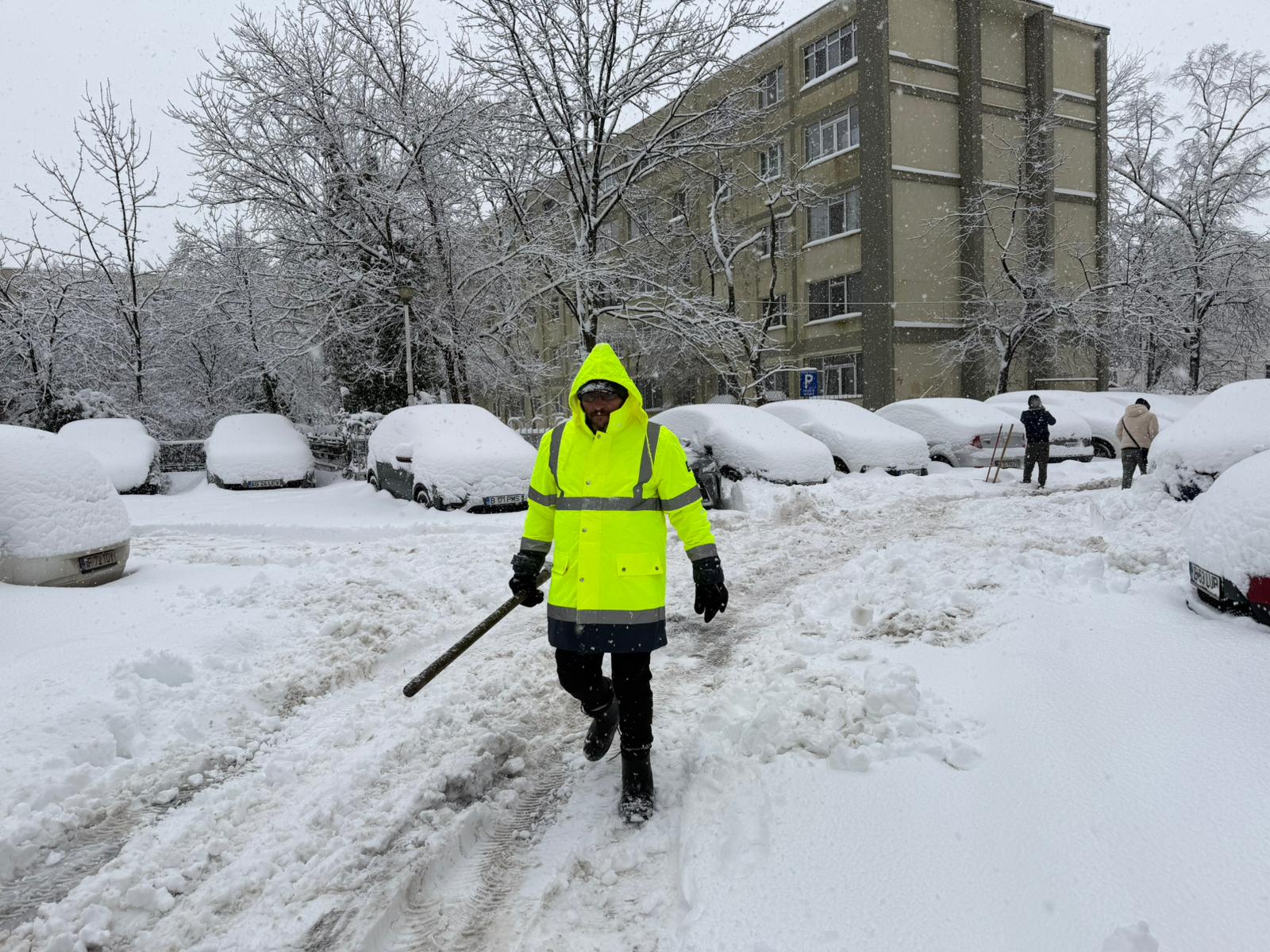 Zăpada a dat peste cap și trenurile, și avioanele din România: întârzieri de sute de minute și zboruri anulate