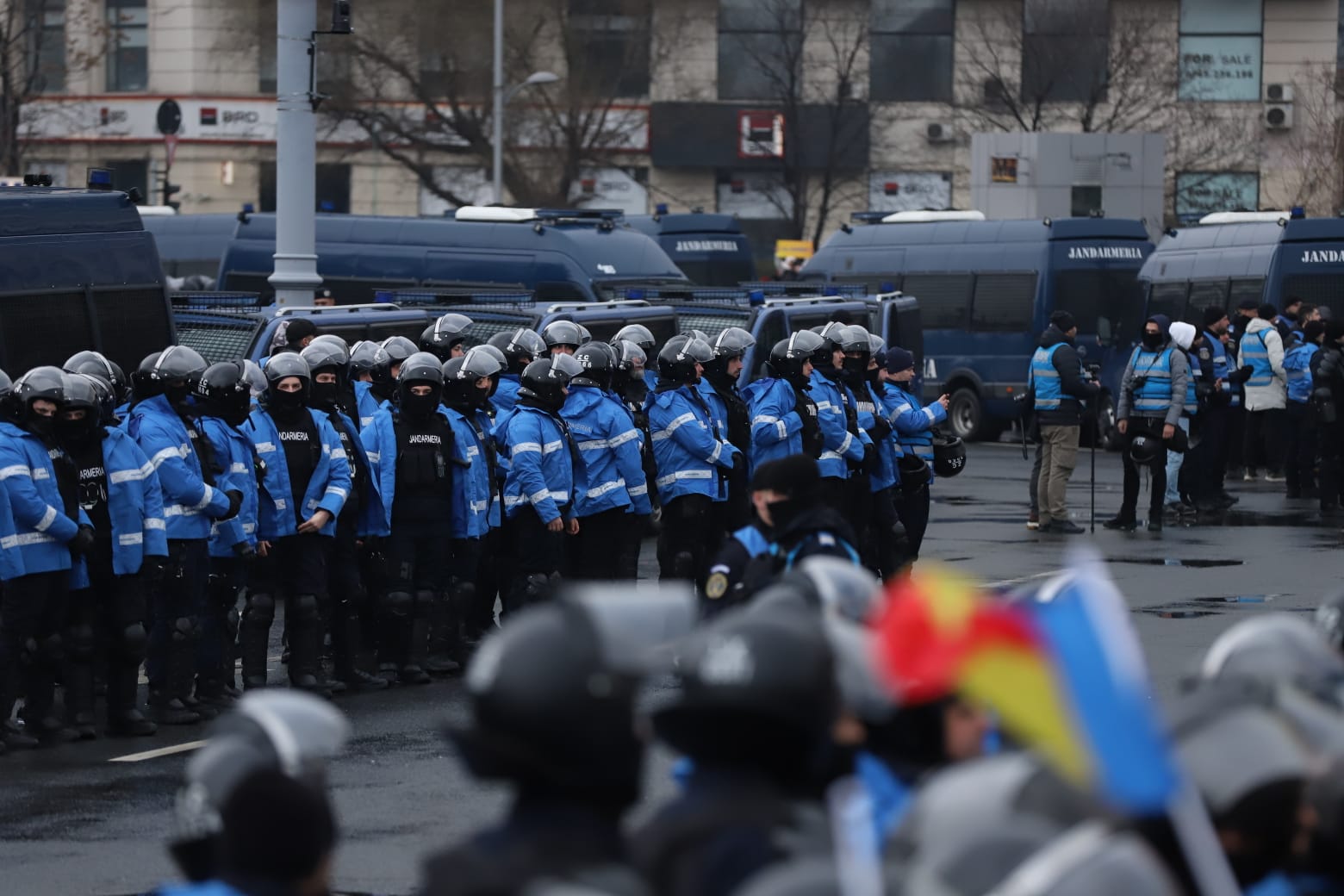 Străzi închise de poliție în ultima clipă în București, în timpul mitingului anunțat de AUR pe 1 martie