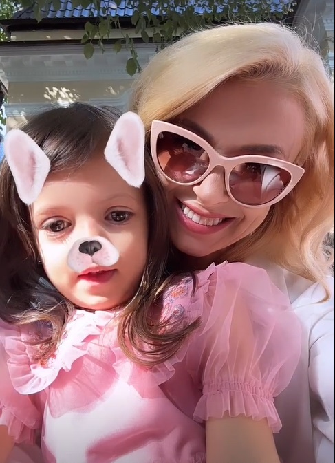 Andreea Bălan și George Burcea, prezenți în prima zi de școală a fetelor. Cum s-au pozat alături de Ella și Clara
