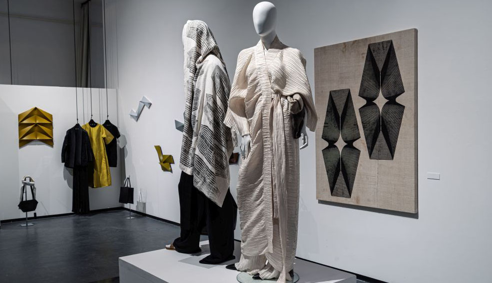 A NUBU kortárs divatkollekciója, ahol a magyar képzőművészet inspirációi és a letisztult formavilág találkoznak az m21 Galéria kiállításán