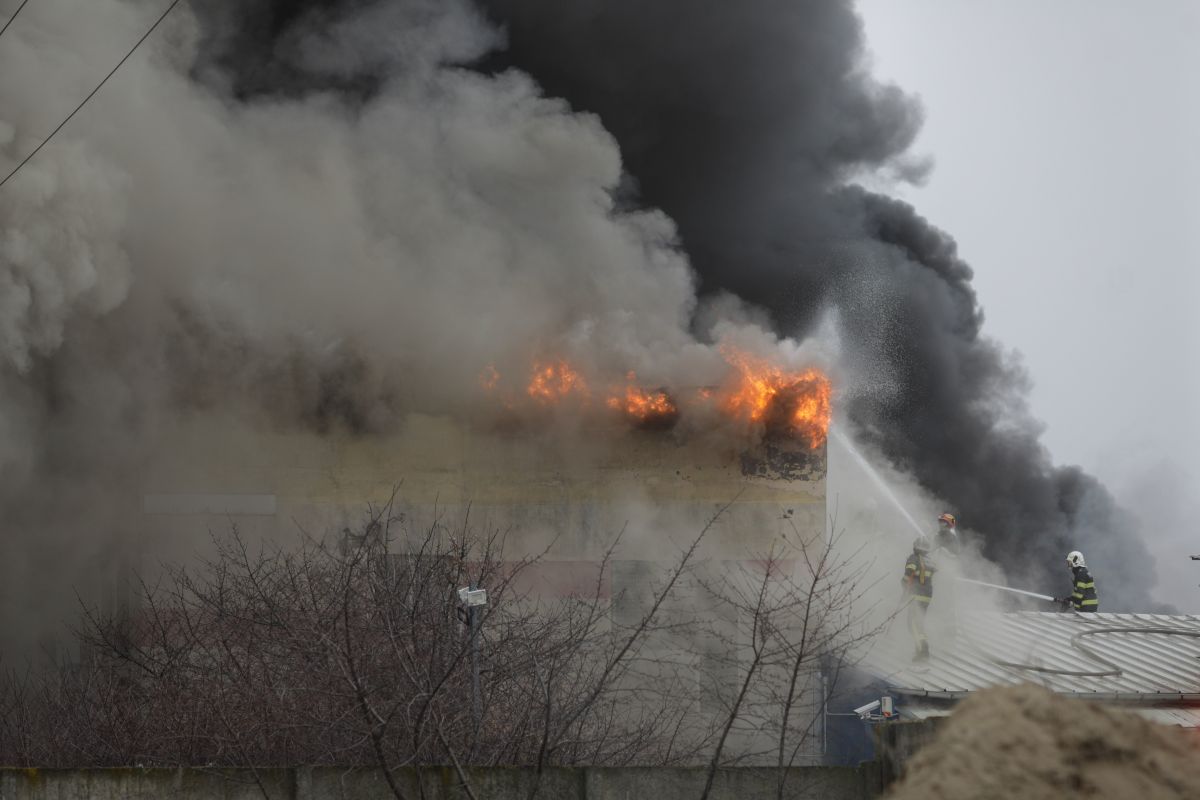 Incendiul de lângă Capitală e sub control, anunță ISU. A fost redus efectivul pompierior