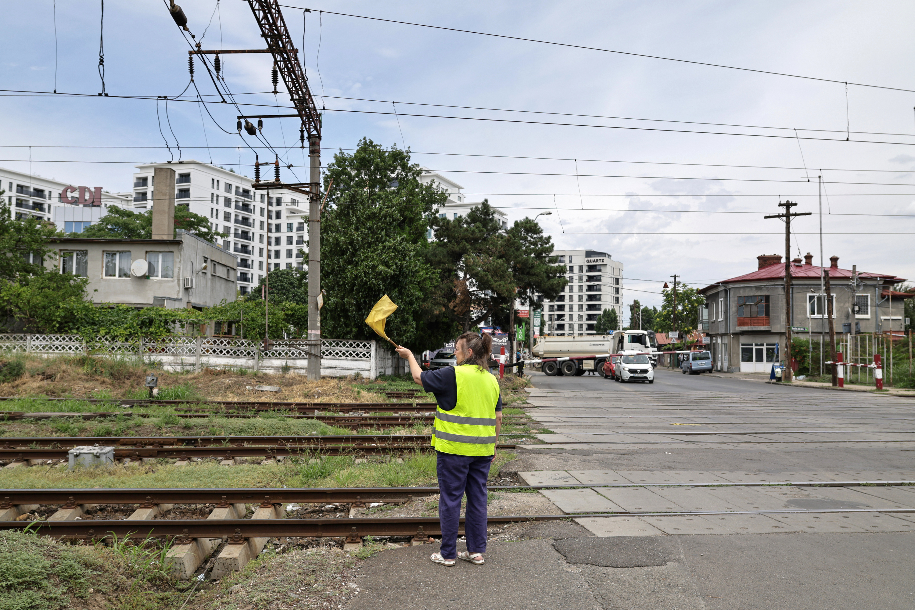 Femeia care ridică manual, de 36 de ani, o barieră de tren. Imaginea care spune tot despre infrastructura din România