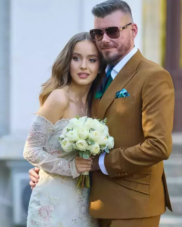 Raluca Moianu i-a tăiat moțul nepoțelului ei. Ce a ales Carol de pe tăviță. „Nașul Dan Alexa ne-a spus că a făcut cea mai bună alegere”