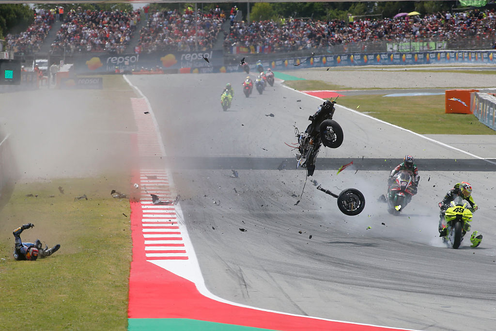 Horrorbukása után megműtötték a MotoGP sztárját – Ezt üzente a rajongóknak