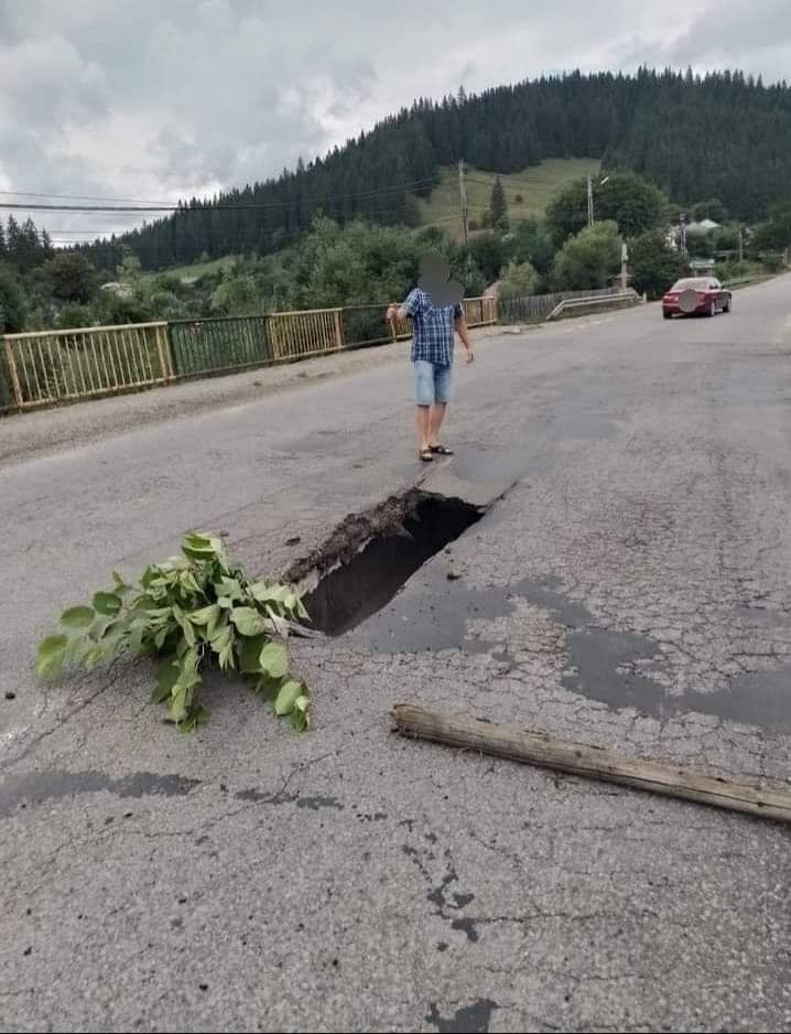 O bucată de șosea de pe un pod din Neamț s-a surpat. Trafic restricționat pentru camioane