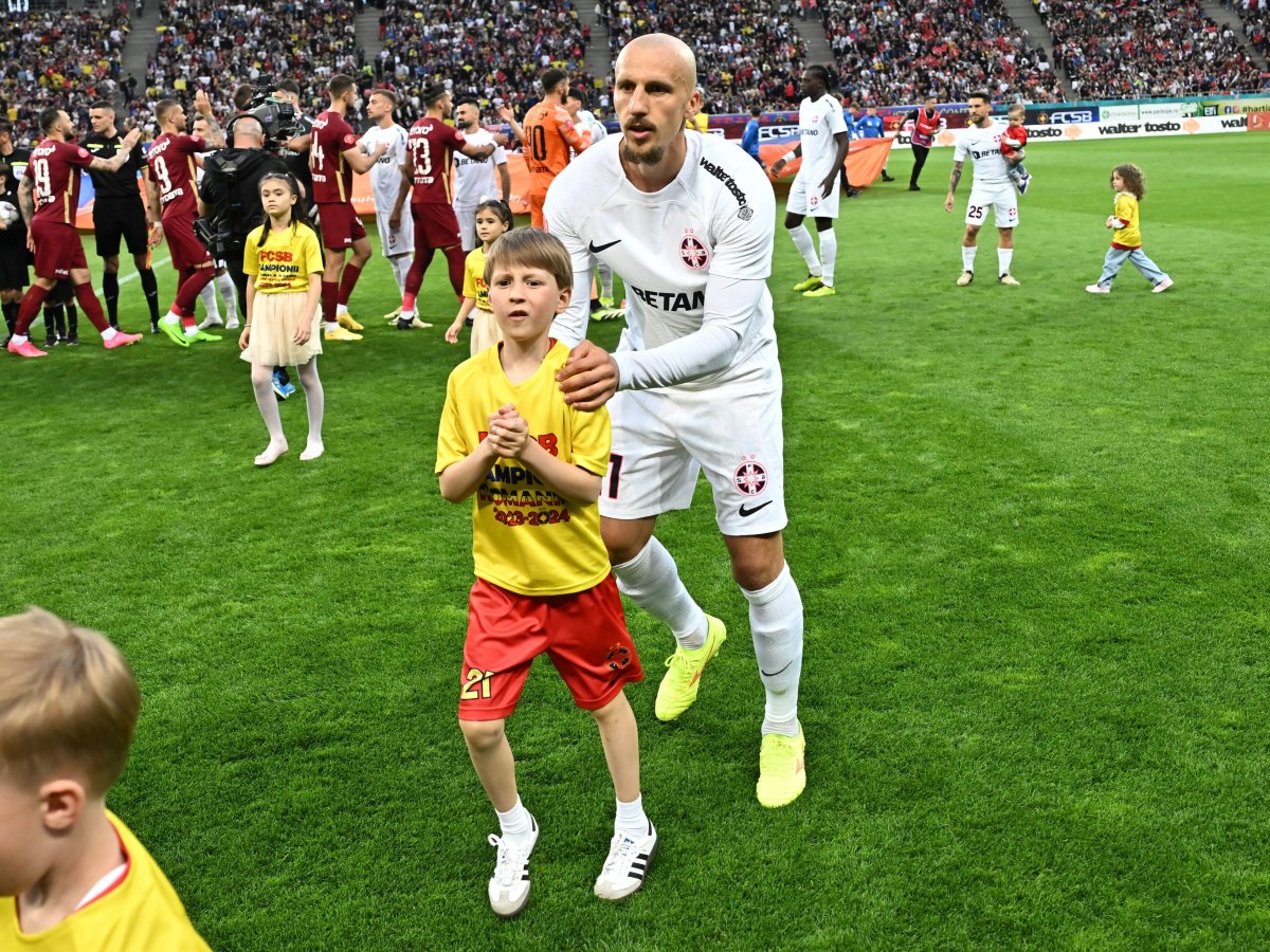 FCSB a primit trofeul de campioană a României în fața a peste 54.000 de spectatori, după ce a pierdut cu CFR Cluj
