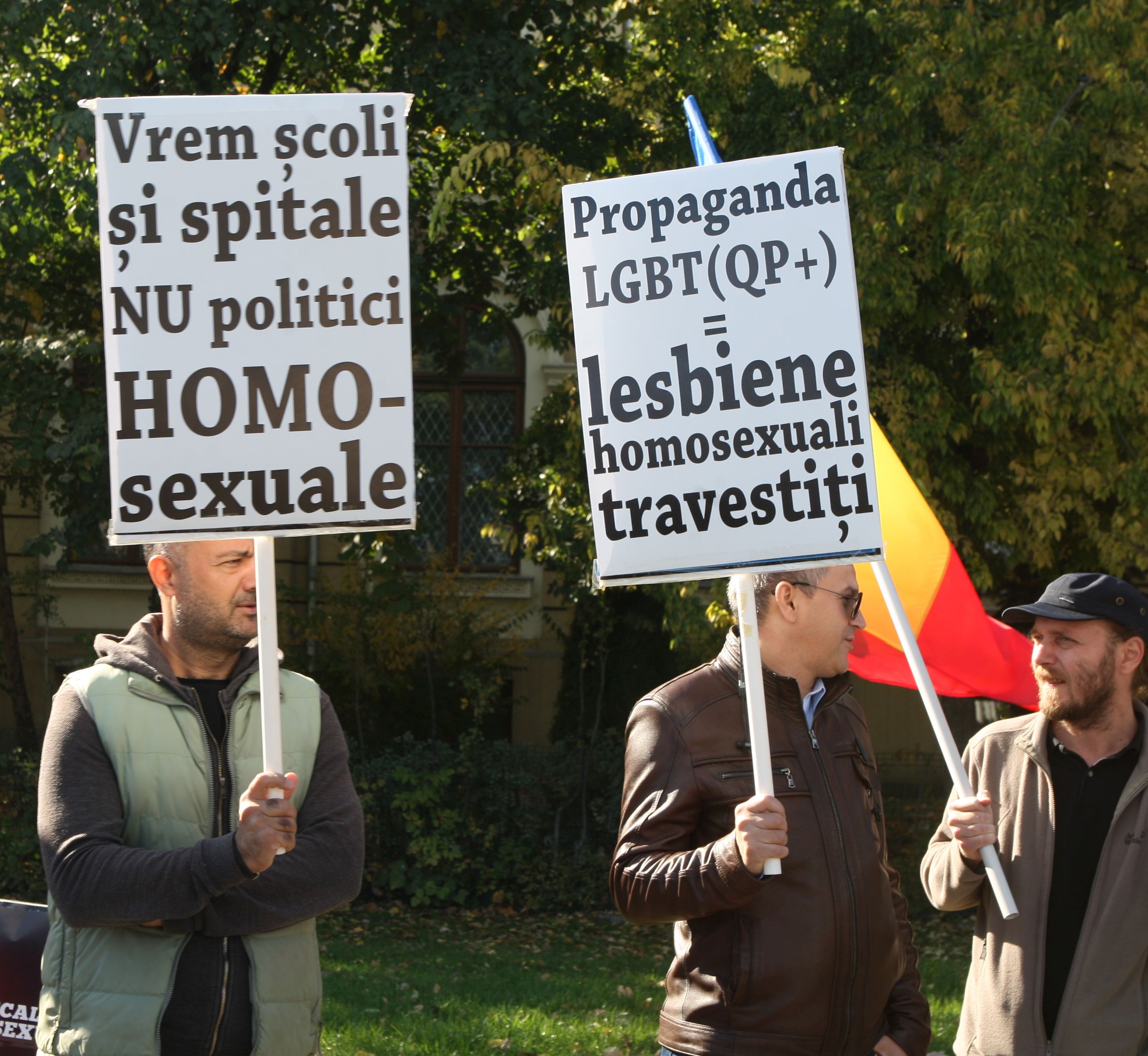 GALERIE FOTO / Protest al părinților în Piața Victoriei, joi, împotriva propagandei homosexuale în școli