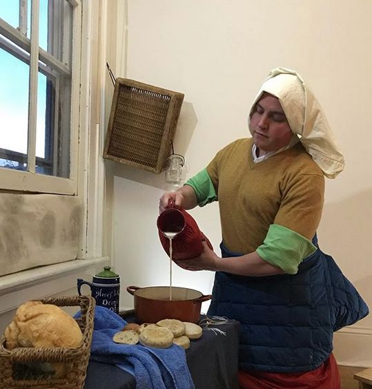 Distracție de caratină: 4 prieteni au refăcut acasă picturile unor clasici! Cum arată, reinterpretate, operele lui Caravaggio și Vermeer