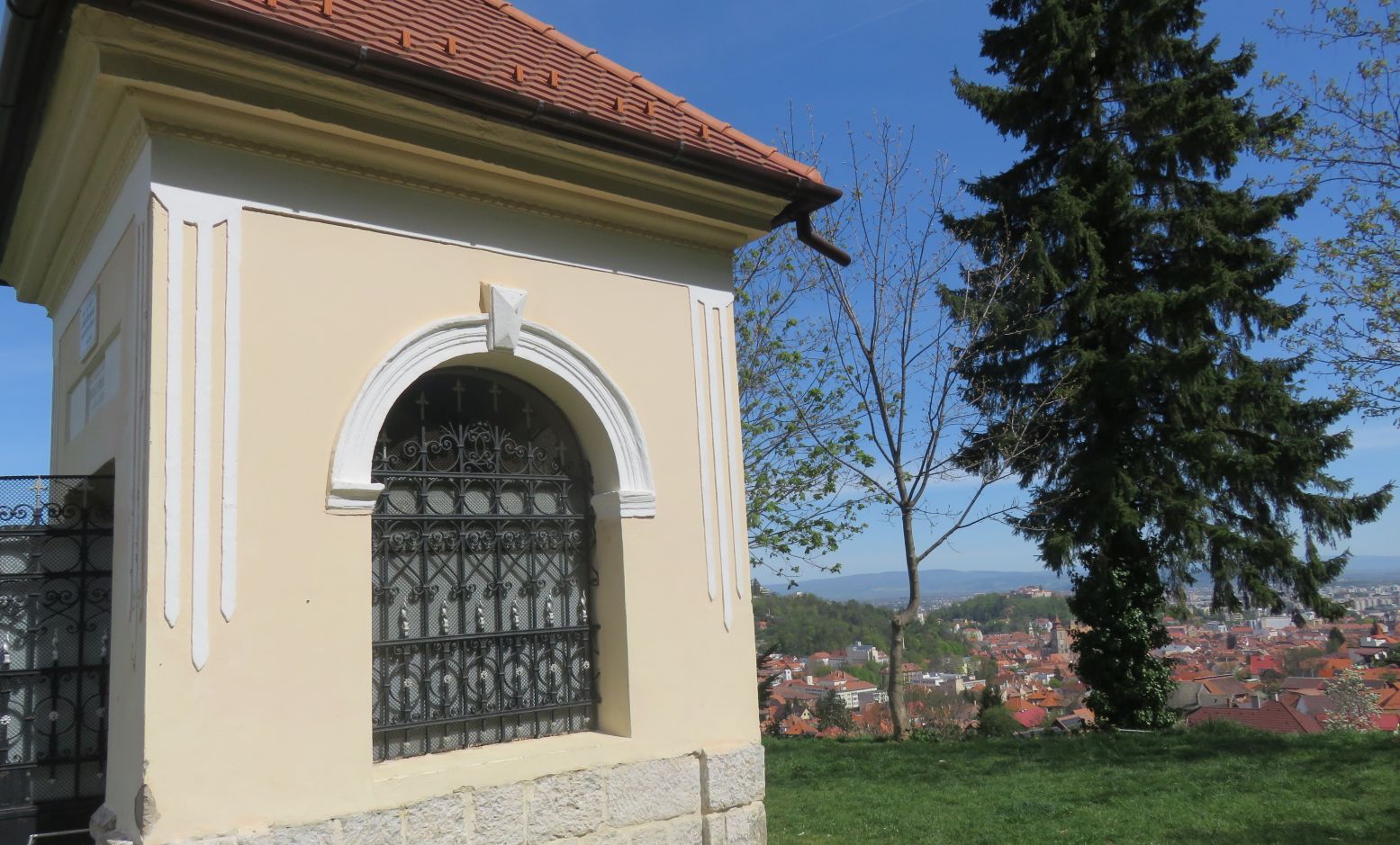 Zece troițe istorice din Șcheii Brașovului, vechi de sute de ani, restaurate cu fonduri europene de aproape două milioane de euro