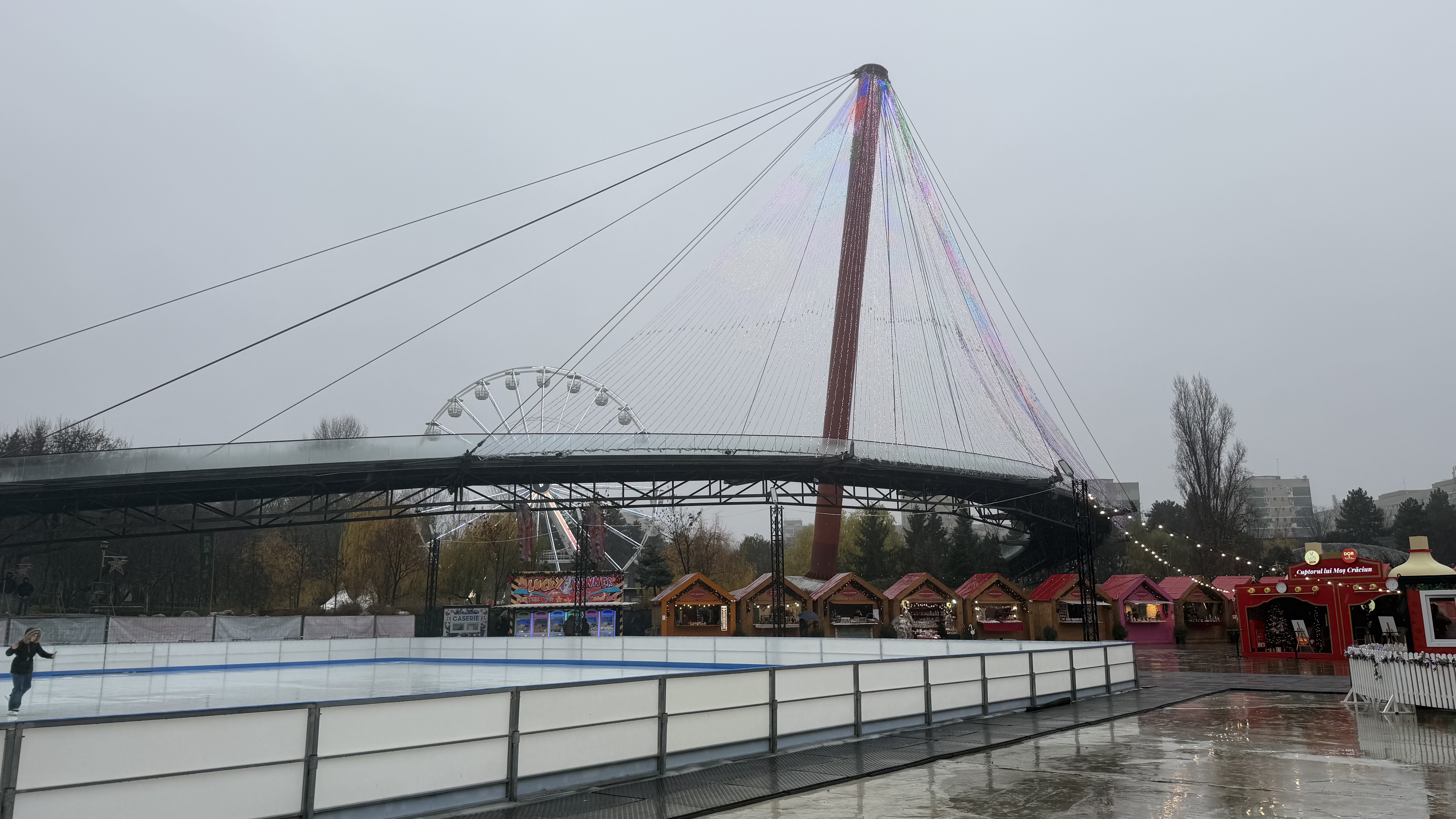 Cât costă trei mici cu cartofi la Târgul de Crăciun București 2025, Drumul Taberei. Avem prețurile pentru sarmale, cârnați și tochitură